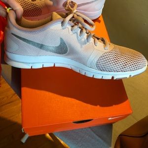 NIKE sz 7 women’s training shoe